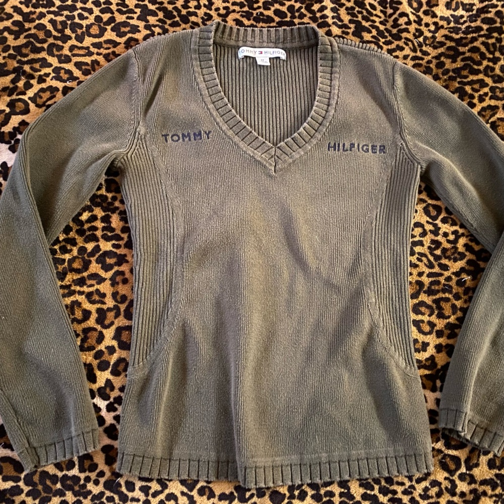UNAVAILABLE TILL THE 10th!! 🐞vntg 2000s Tommy Hilfigier Pullover